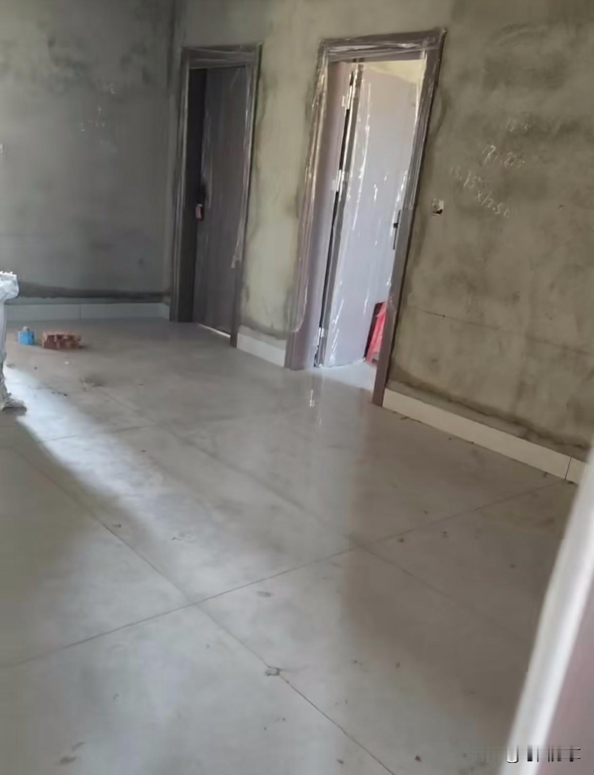 头大了！农村自建房瓷砖快贴好了。是先做美缝还是先刷墙？贴砖师傅说先刮腻子刷墙