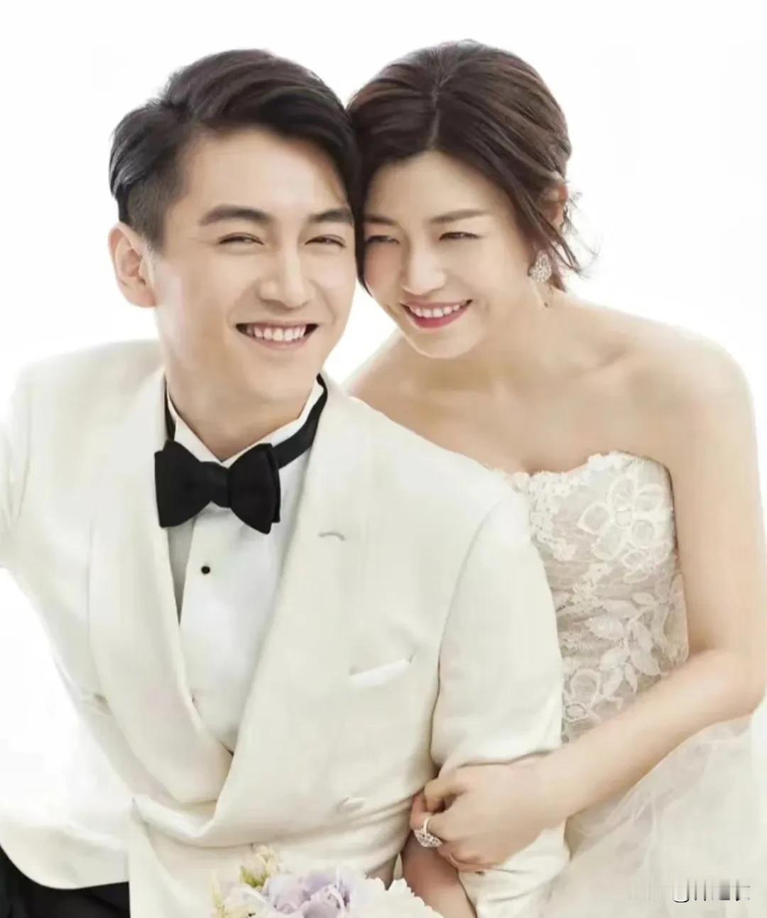 有网友评价陈晓这个人说；如果陈晓会爱人的话，他在遇见陈妍希之前可能就结婚了。