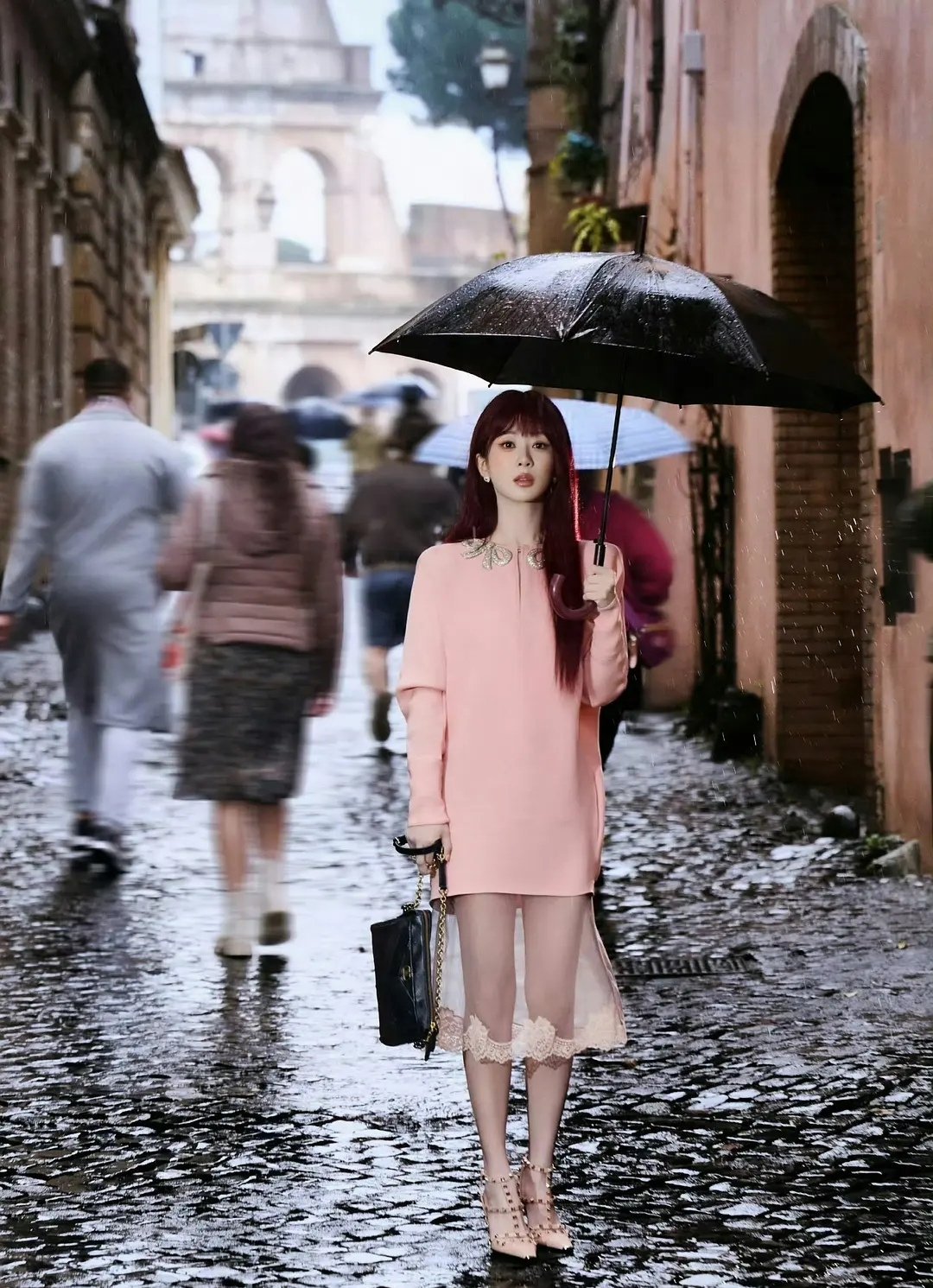 白鹿和杨紫同款撑伞造型，谁赢了？