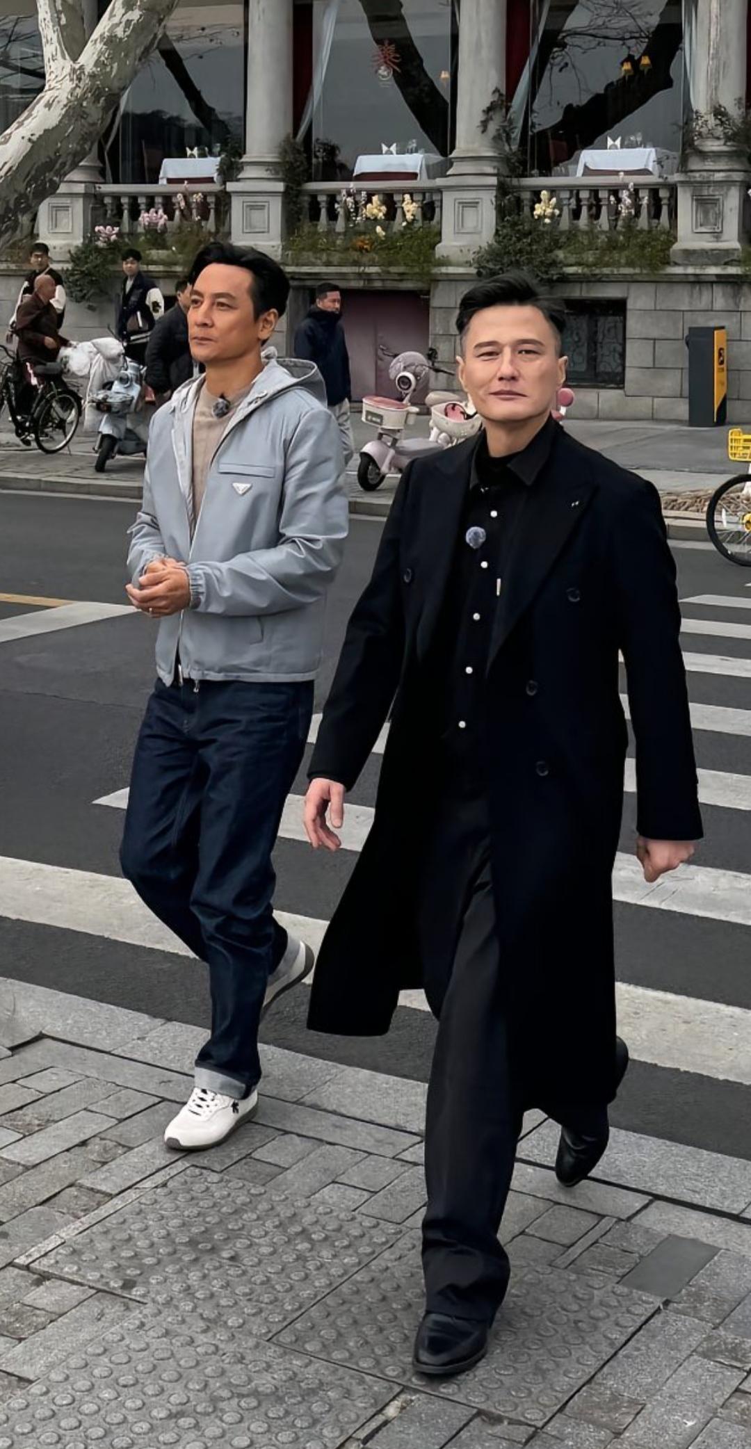 这一刻，我突然感觉，尹子维比吴彦祖还要帅。最近有网友拍到他俩逛西湖，两个大帅