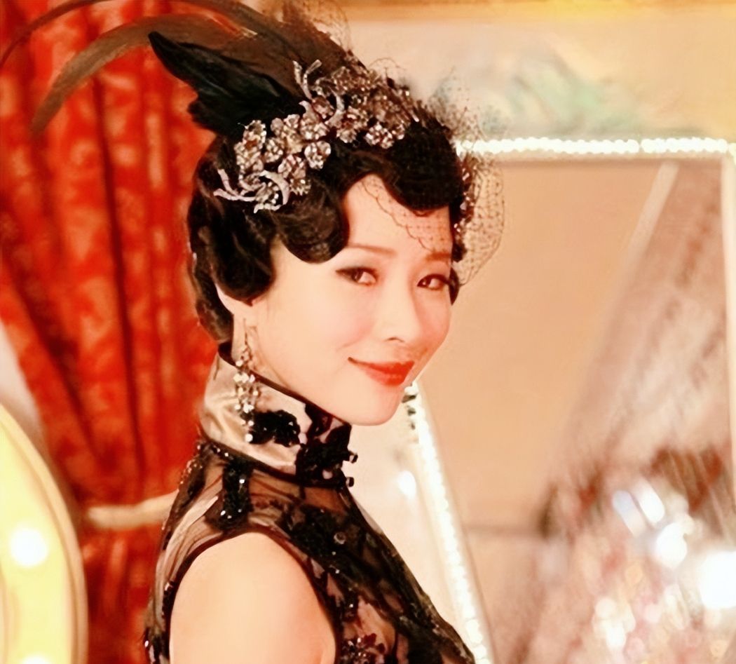 1918年，杜月笙去歌舞厅风流。突然，搂住一15岁舞女，舞女吓得花容失色，赶紧说