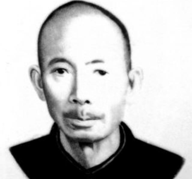 1976年，一名老人在北京军事博物馆参观时，他趁没人就想摸一下文物，工作人连忙阻