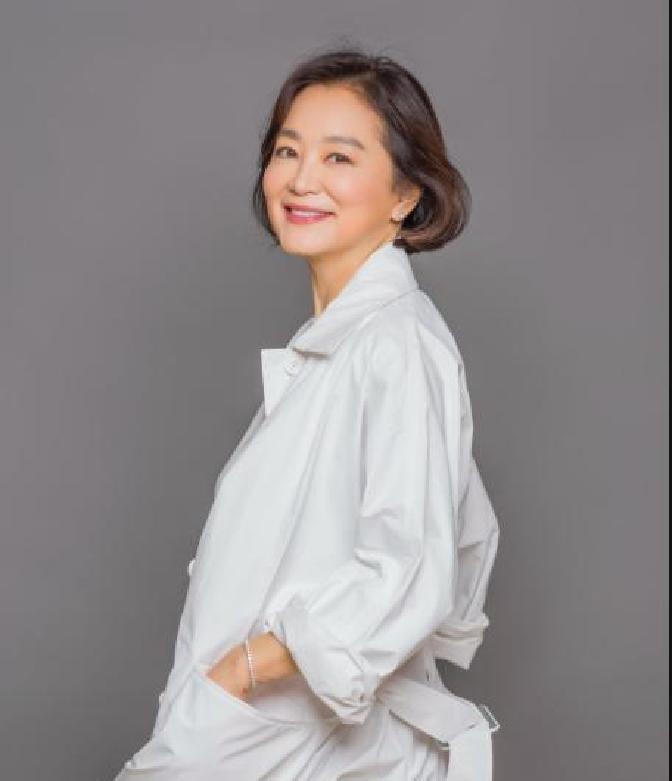 大美人林青霞的日子过得像画里走出来似的，谁知最近香港那座市值11亿的超级大宅子，