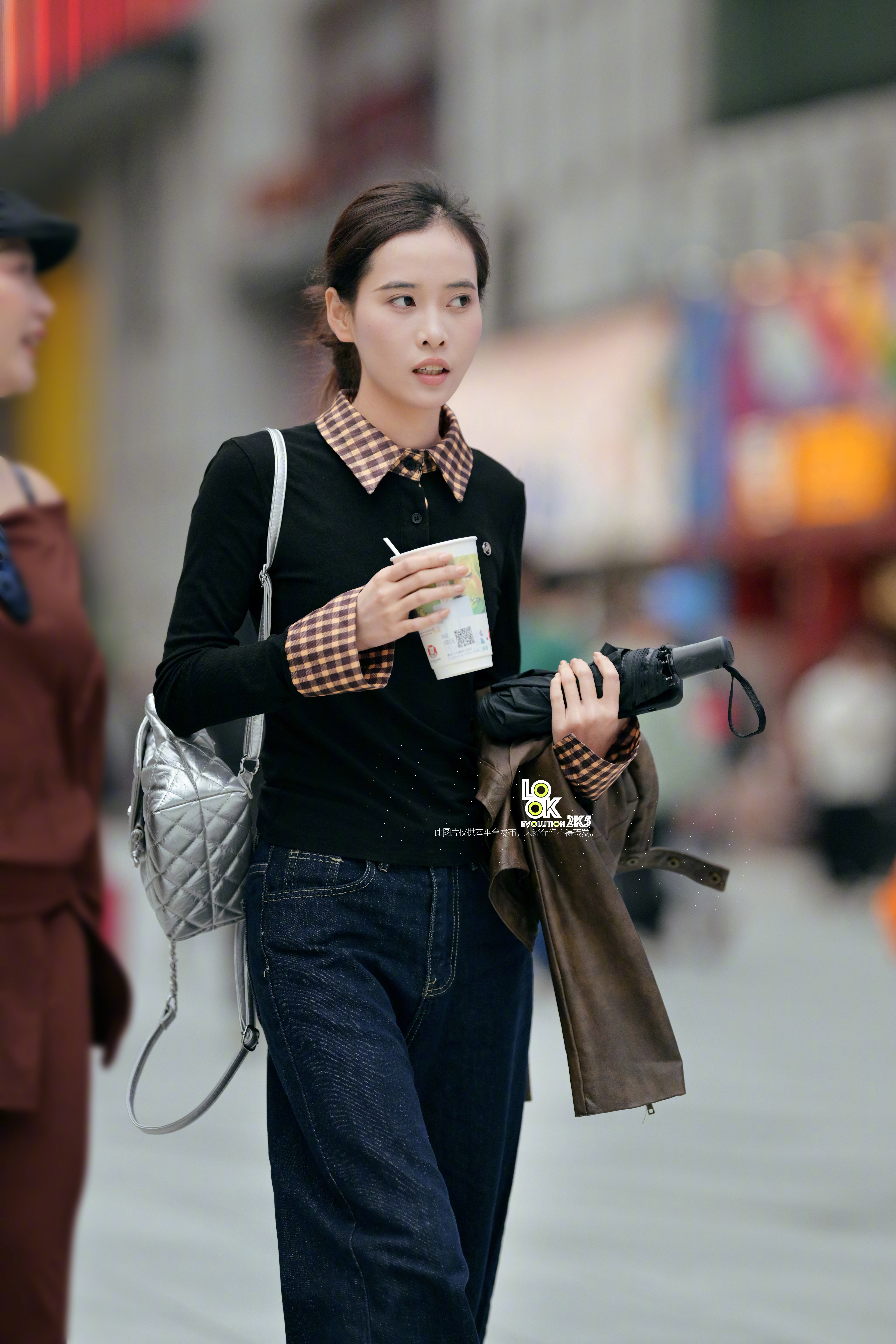 衬衫领子和袖子外翻好久没看到了还挺好看