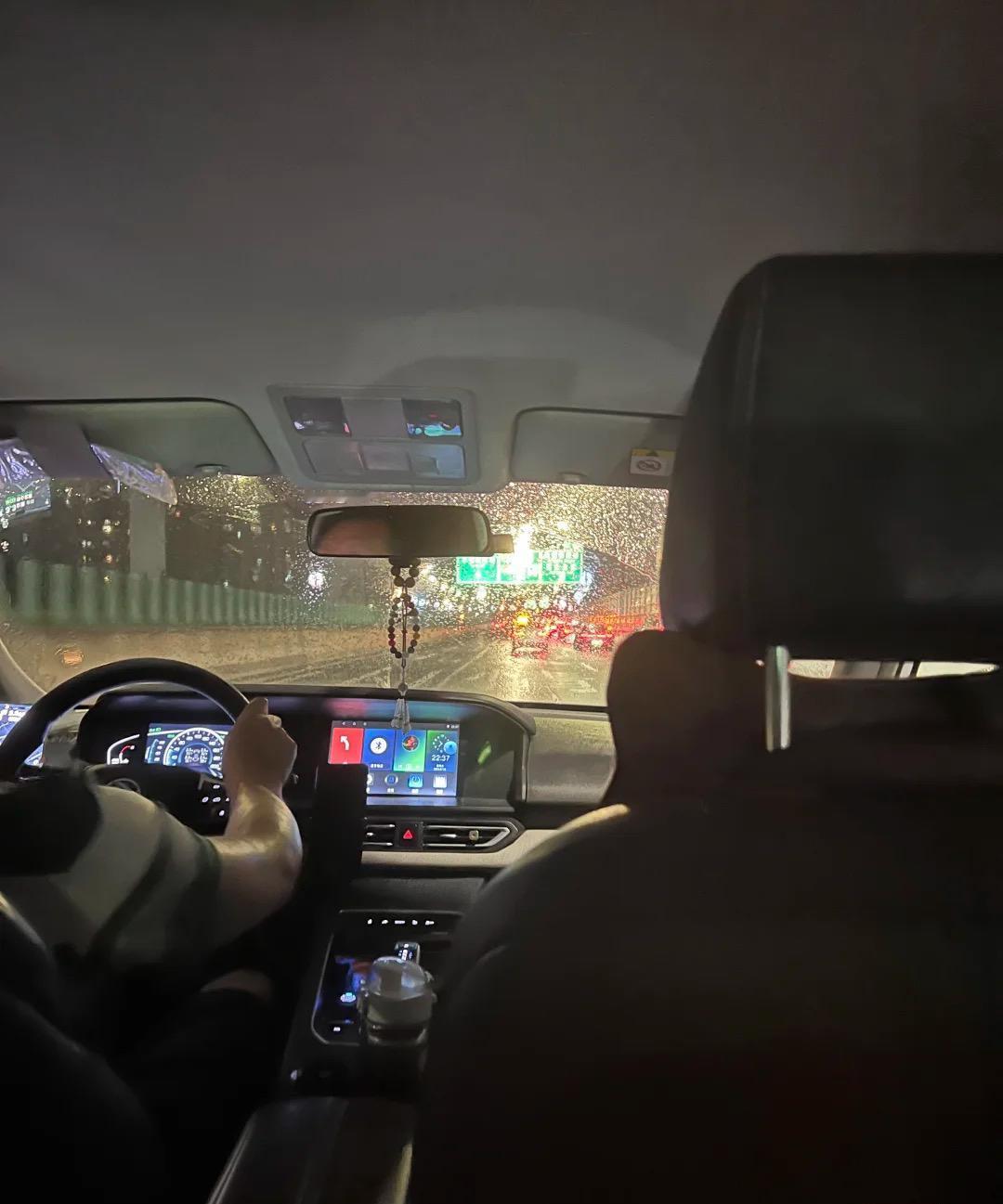 发小经常给我吐槽网约车的经历凌晨4点半被闹钟吵醒，摸黑套上皱巴巴的外套，楼下早