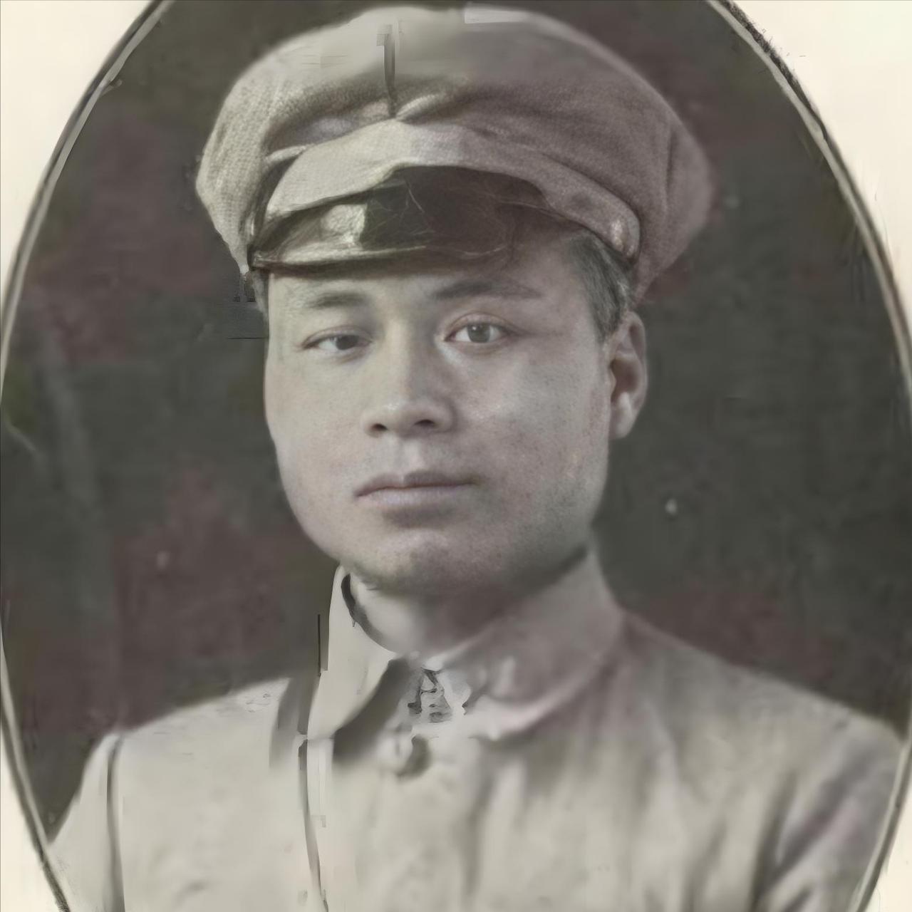 1948年3月14日深夜，洛阳城破。一个满脸血污、穿着士兵军装的中年男人，举起手