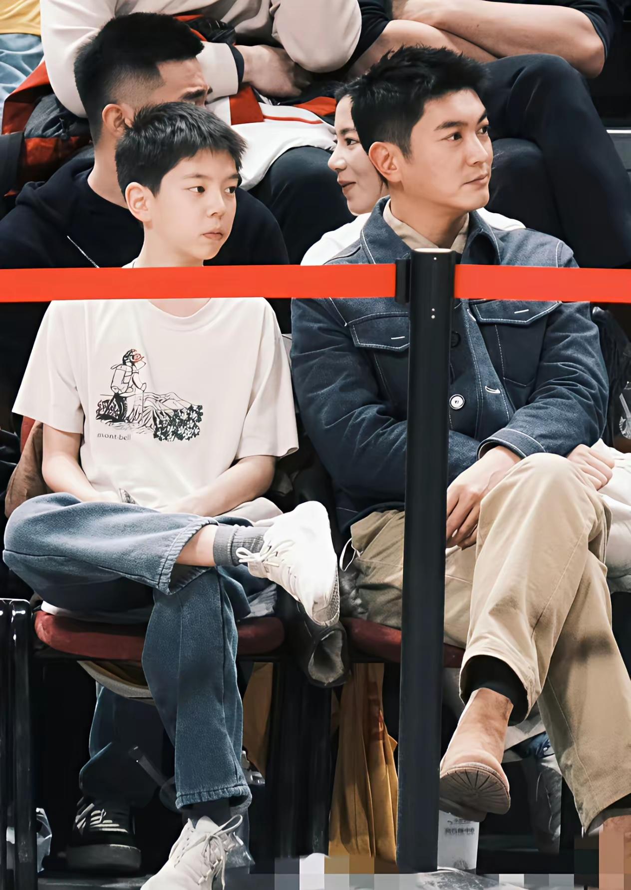 杜江带嗯哼看篮球赛的照片一出来，评论区直接炸了——这哪是看球啊，分明是把“被爱喂