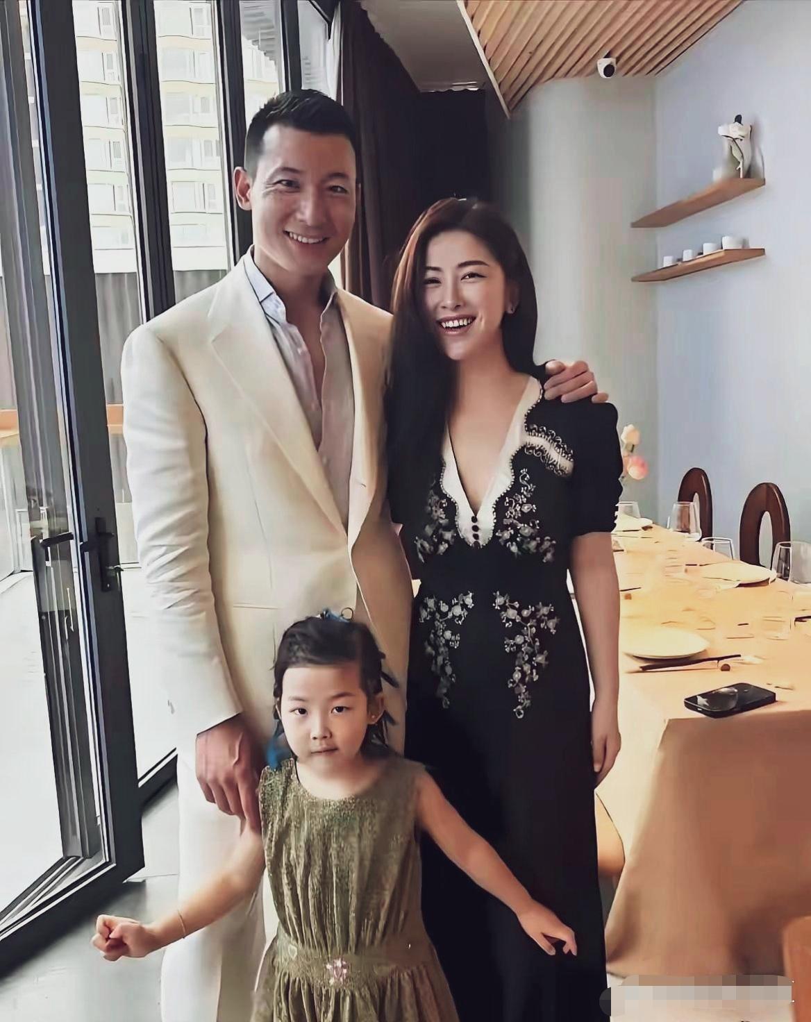 朱珠夫妻二人一儒雅绅士、一复古美人！女儿融合两人五官优点，一家三口笑容自然松弛，