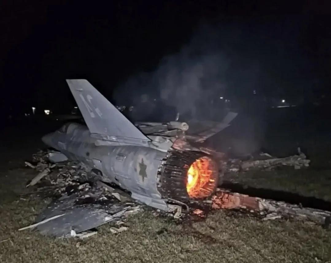 这是波斯官方14日公布的中东小霸王F-35战机残骸照，非常值得怀疑。从残骸照片