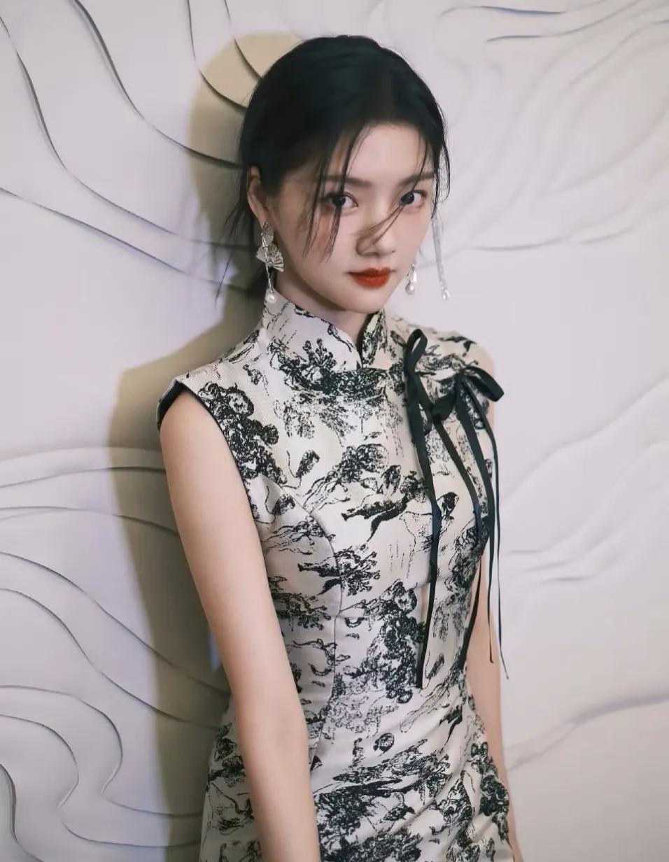 任敏新中式水墨旗袍，小小只穿旗袍也别有韵味。