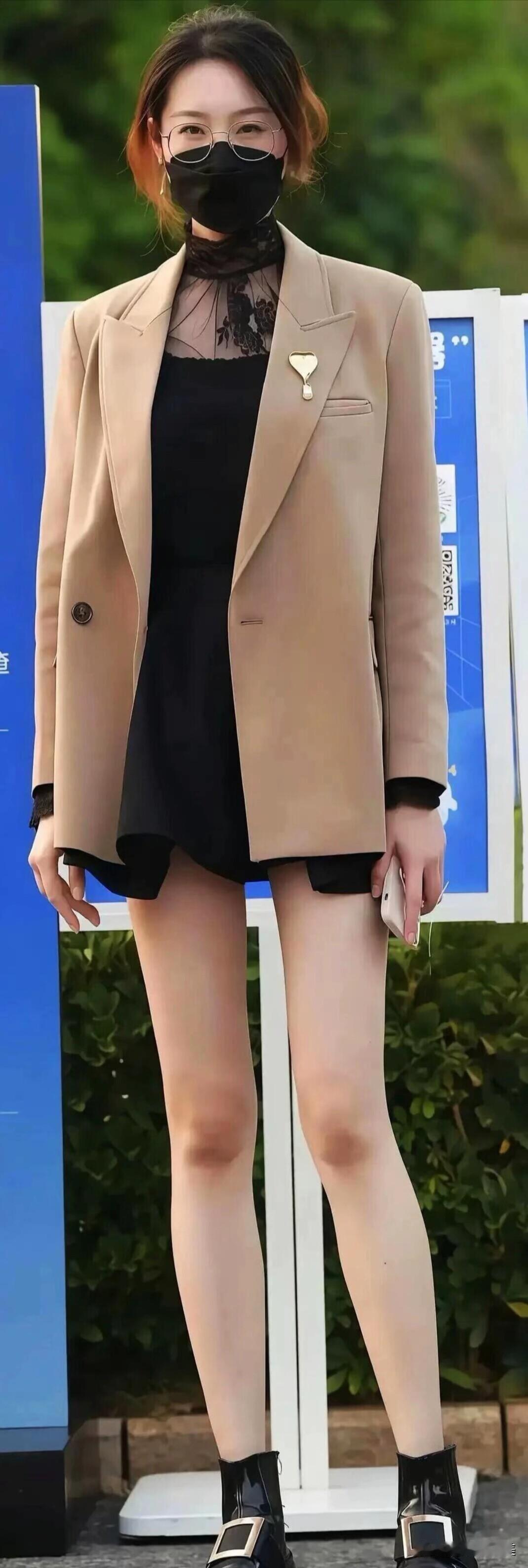 卡其色西装搭黑色内搭，下身配短裤和黑靴，简约又有范儿，日常这么穿挺好看的～