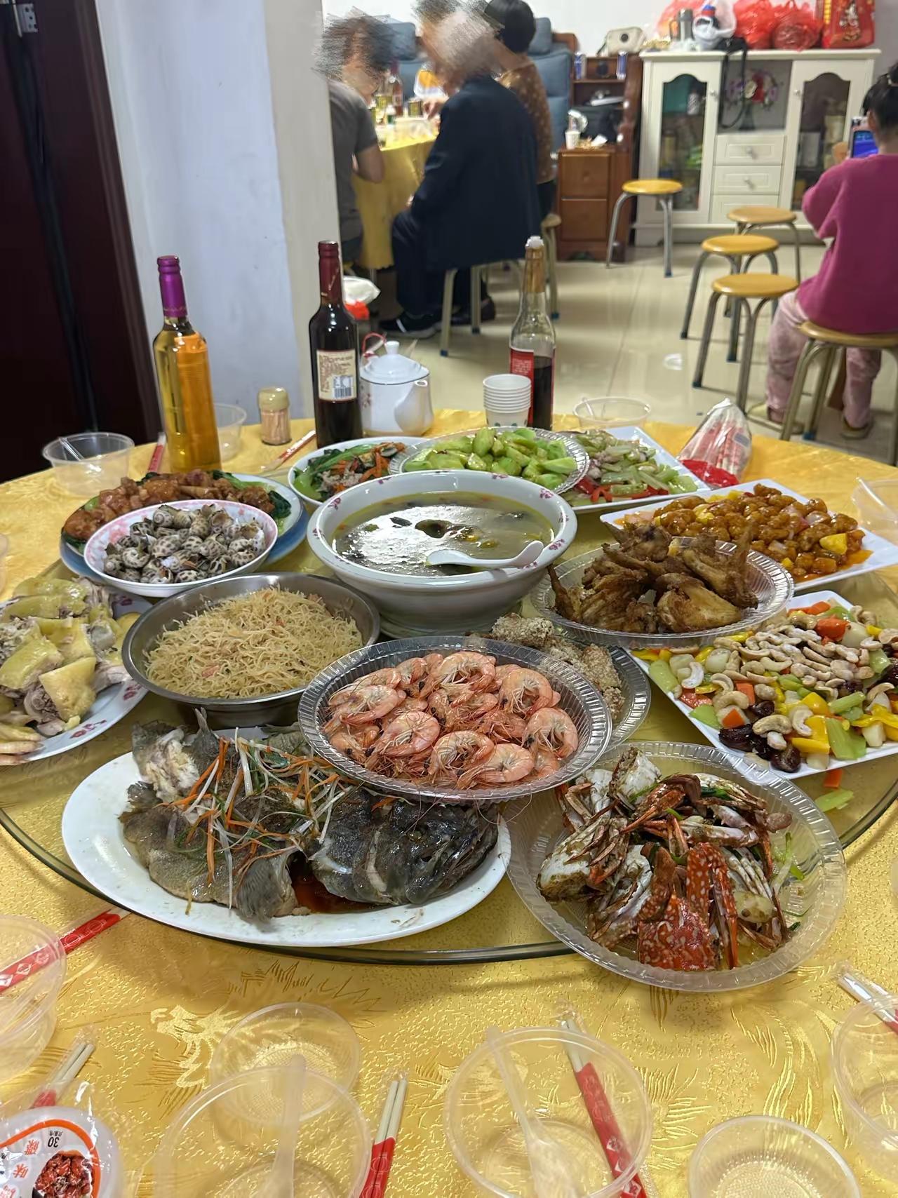 和朋友出外吃饭。朋友点了这么一桌子菜，花费应该不会少吧？虽然是在大排档，估摸