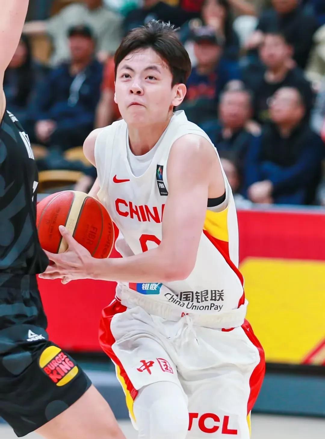 如果杨家姐妹只有一个留在中国女篮国家队。看来只能忍痛割让妹妹留下了。昨晚中国女篮