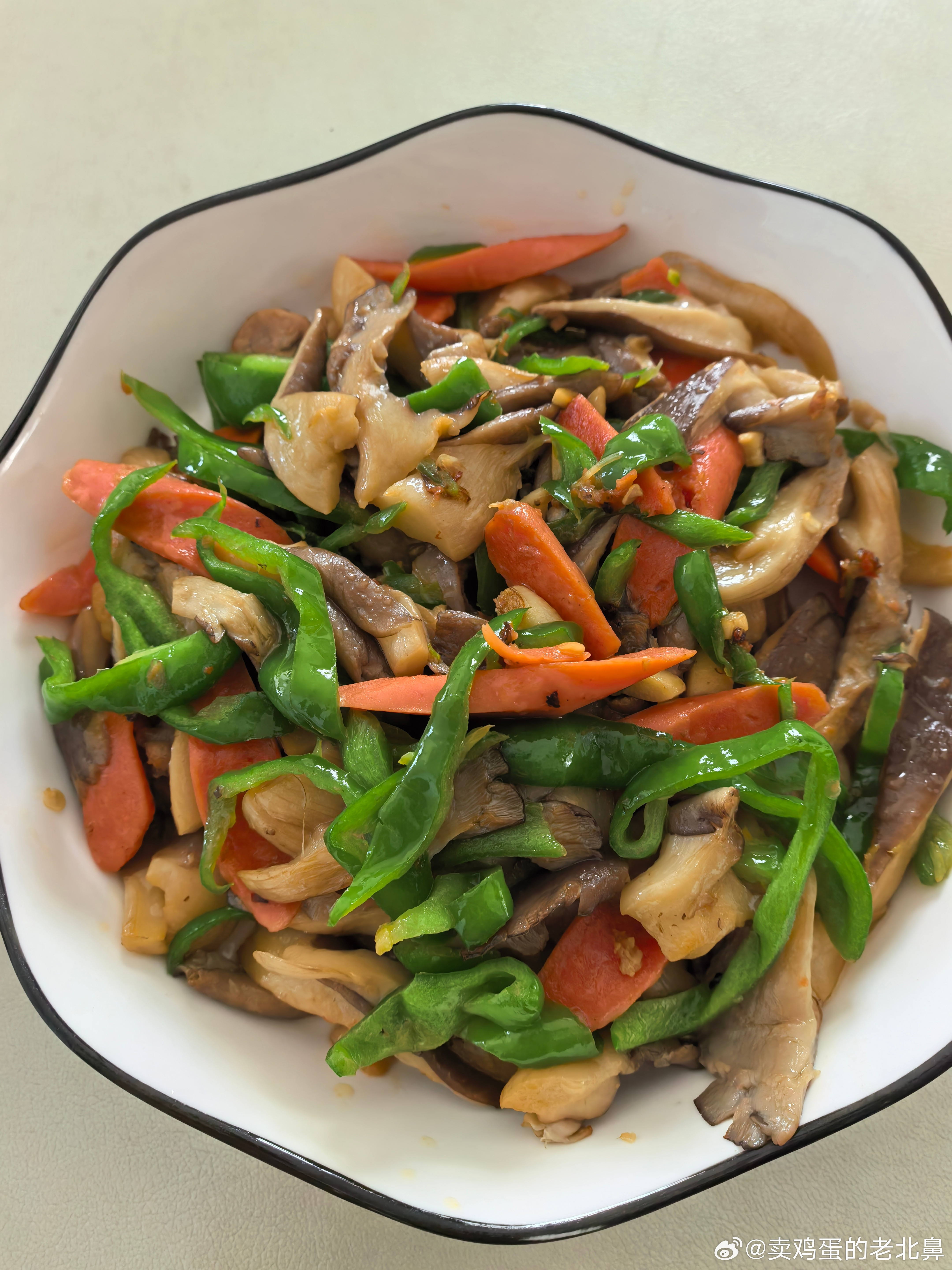 本来烧三个菜的。大儿说不吃。那就炒了这两个菜。也没煮米饭。把家里剩的两个馒头加热