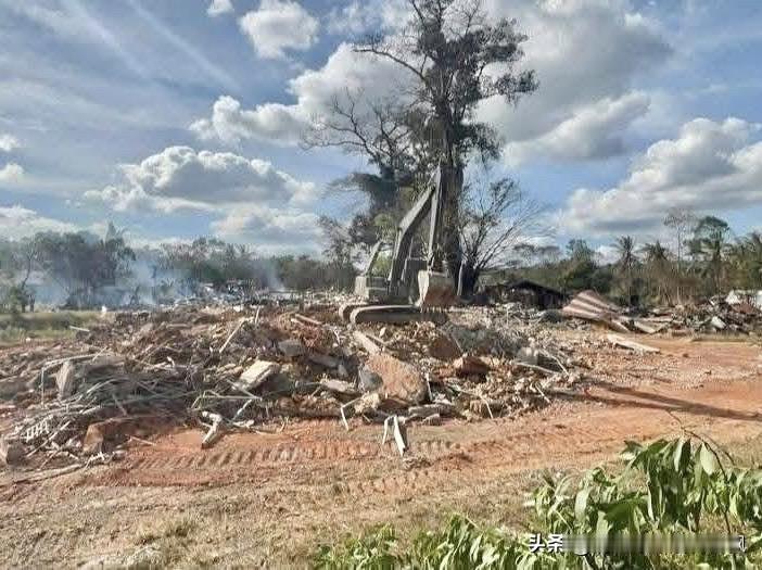 泰国陆军把挖掘机开上夺回的高地上“搞拆迁”泰国陆军工程兵12月22日拆除了柬