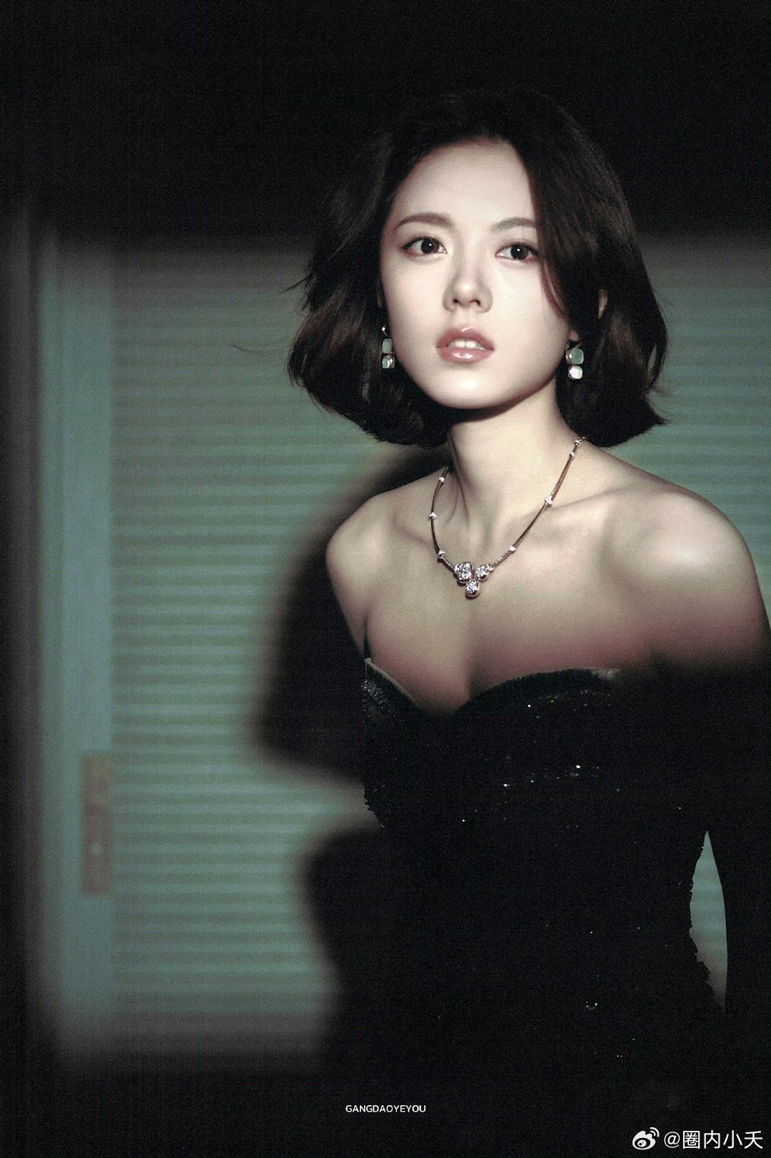 赵今麦这个背她的美丽有一种笃定感。漂亮的肩背线条，是身体自律的勋章；蓬松随性的