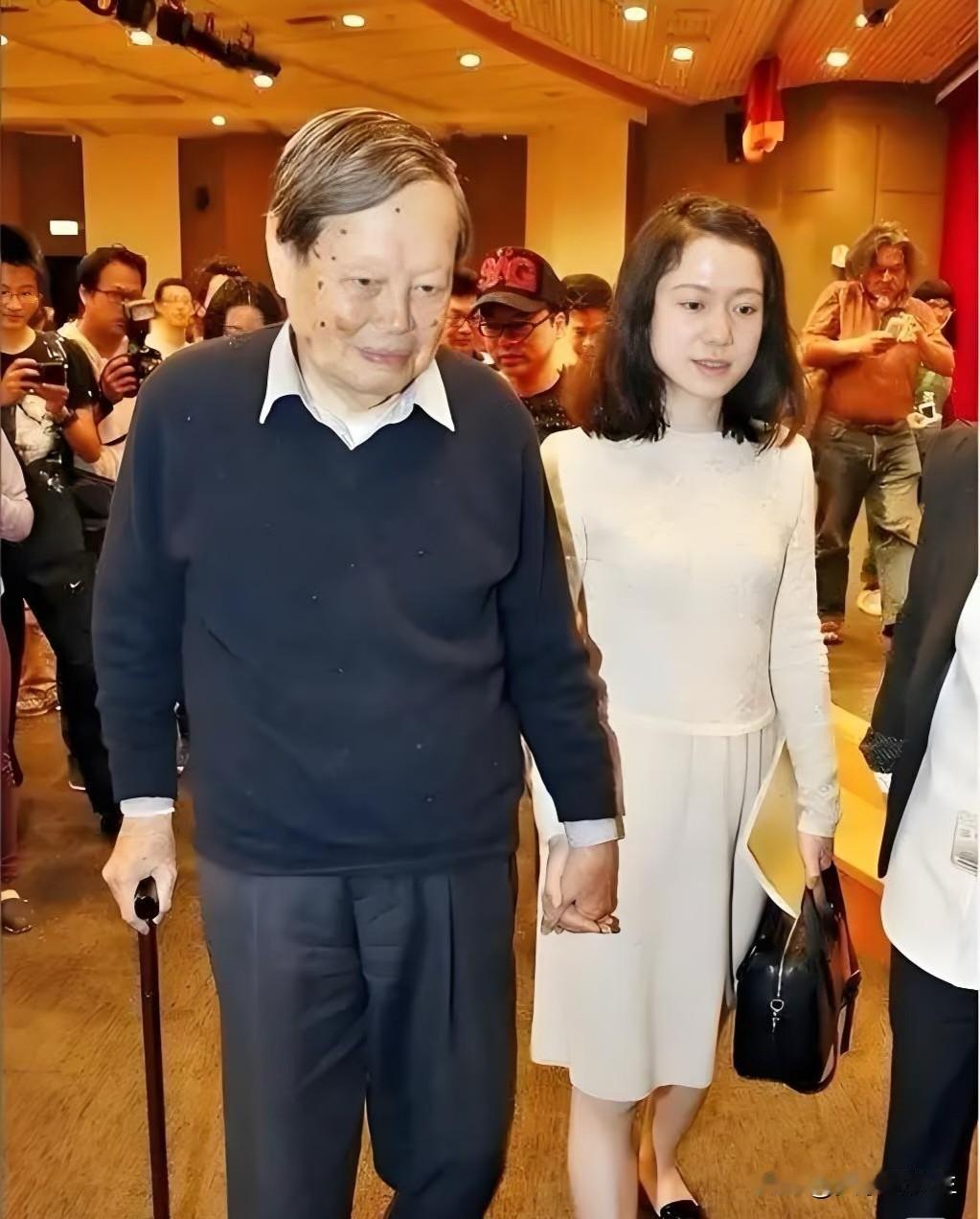 103岁的杨振宁，最近又悄悄刷了屏。别人在这个年纪多半连路都走不稳，他还能出席活