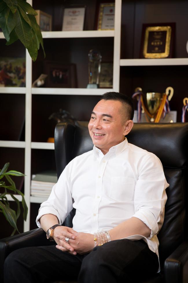 李厚霖这次进去得不太体面。他和哥哥妹妹三人一起被北京警方带走，名义是经济犯罪