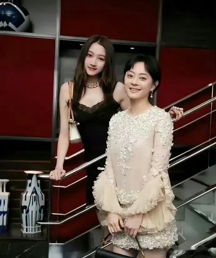 关晓彤都长大了，孙俪还是老样子，不得不说娱乐圈的女艺人只有长大，没有变老。如今