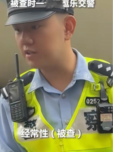 “警察都忍不住笑了！”7月2日报道，上海，一男子骑电动车，妻子坐在后座上，路上被