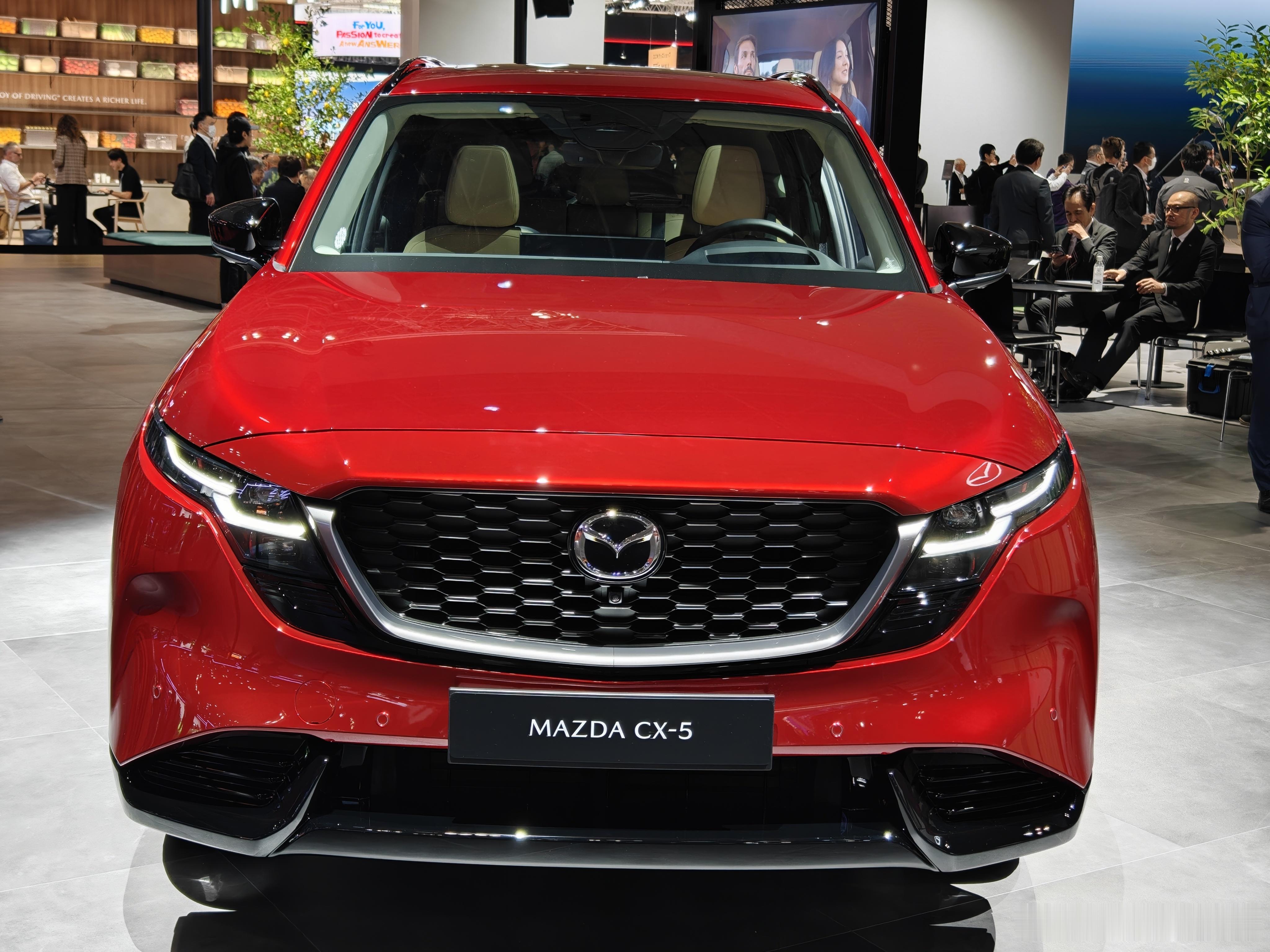 全新马自达CX-5，大灯设计不好看，显得车头太厚了。内饰自己啪啪打脸，用了一个大