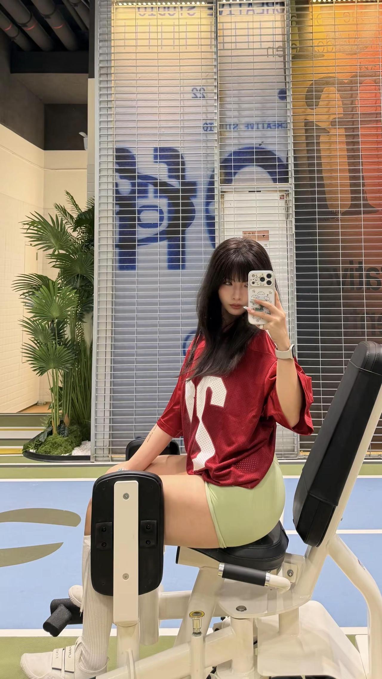还是不够自律。戒了两天没忍住又来练了健身今天健身穿什么撸铁女孩