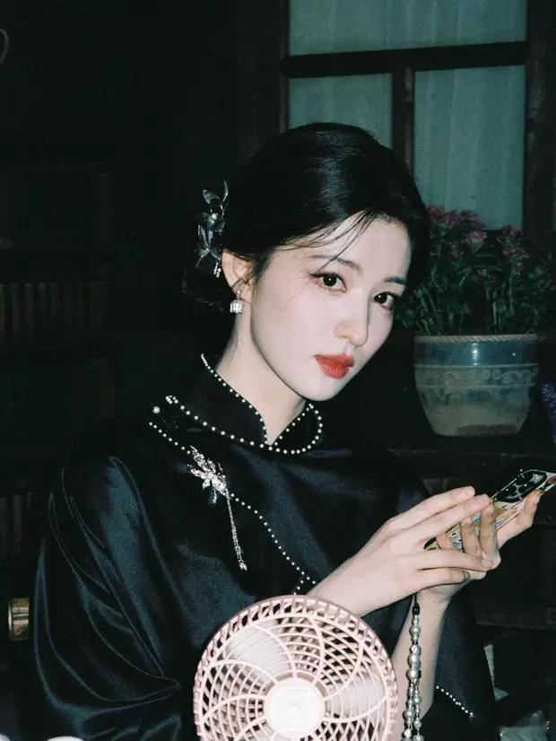分享娱乐分享娱乐王楚然晒民国风美照颜值能打，单手拿电话表情俏皮​​