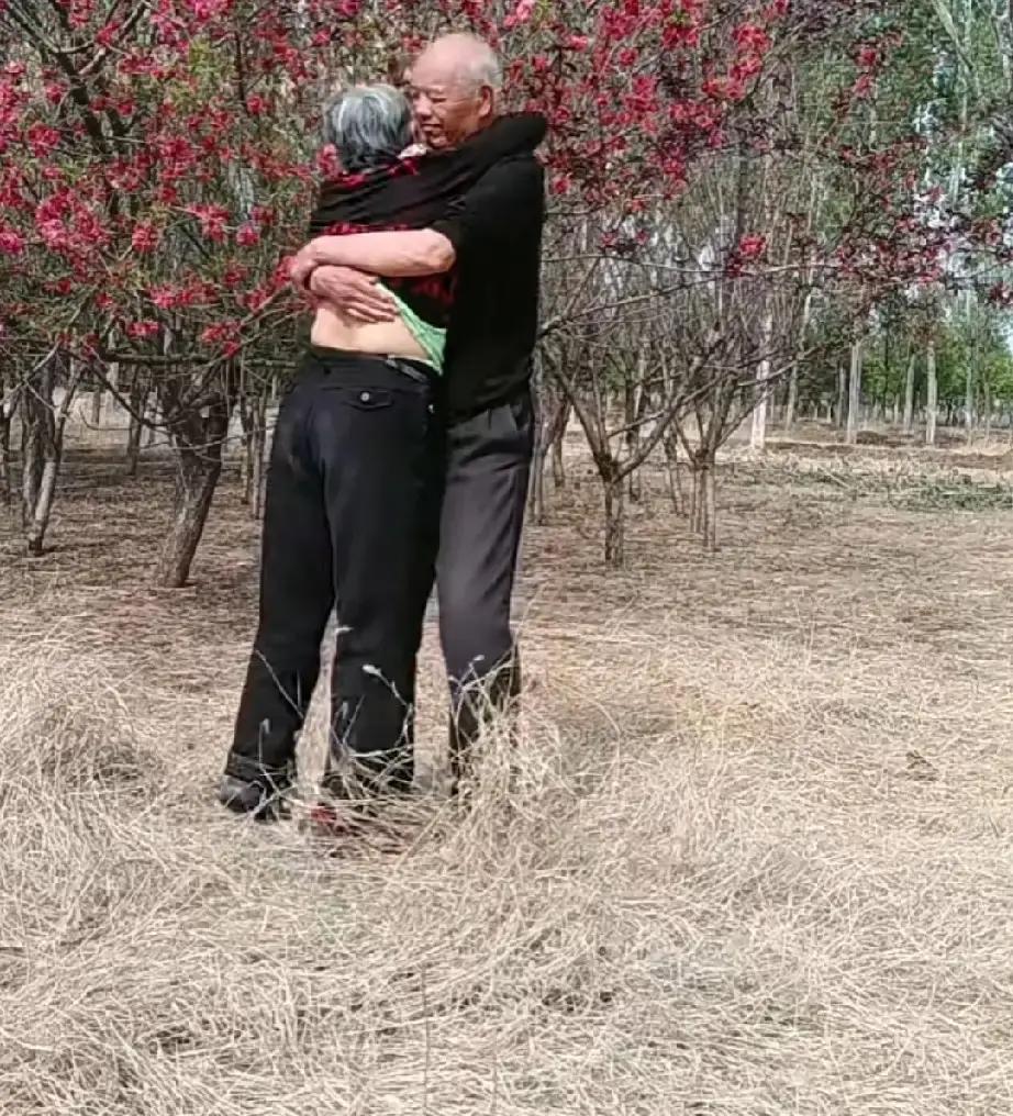 刷到条新闻，杭州一位独居老人凌晨两点给110打电话，说只想找人聊聊天。接警员