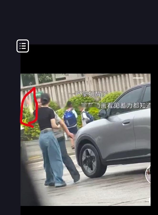 女子脚踹保安后被反手扇一耳光为什么保安是正当自卫。原因很简单当女子踢了保安一脚。