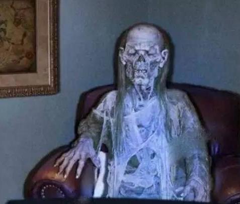 2003年冬天，伦敦一个女人在沙发上断了气。电视机没关，此后七百多天，家中的电视