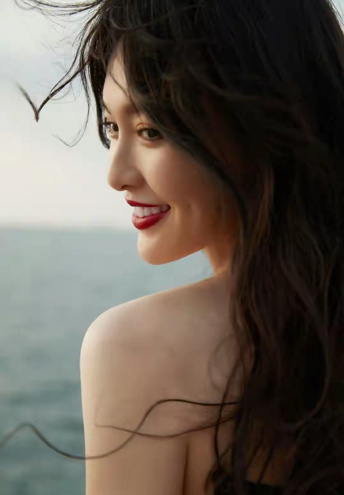 唐嫣海边写真大片，甜美与高冷结合，御姐女神范十足