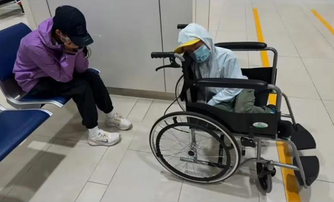 太离谱了！瞒报病情登机，一家四口染病后乘飞机入境，甚至还发在网上炫耀。一家人