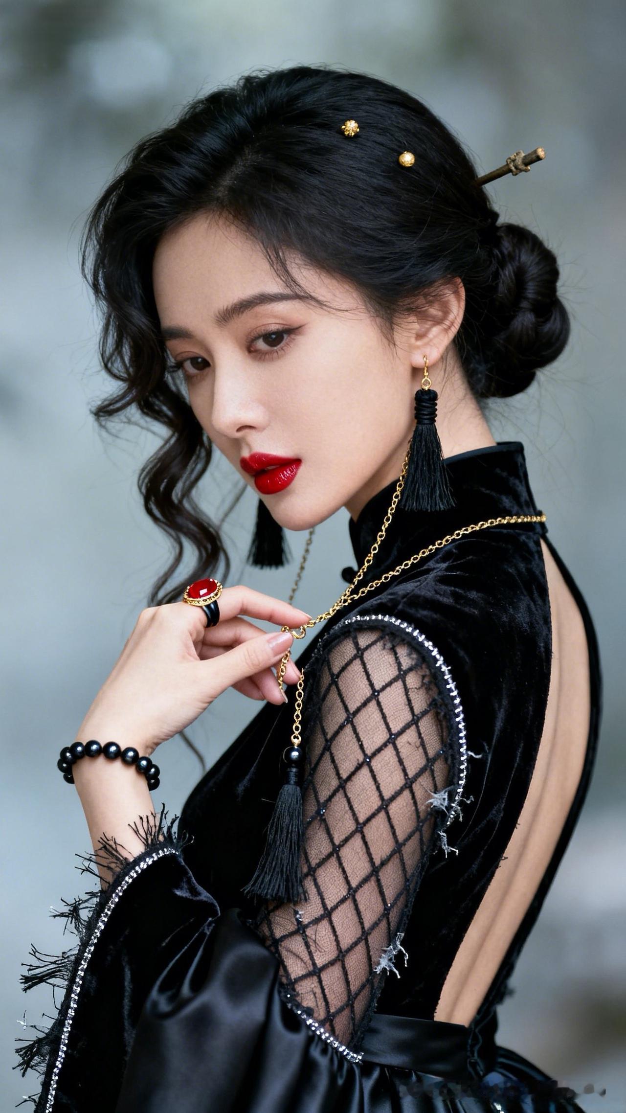 红唇卷发渔网纹