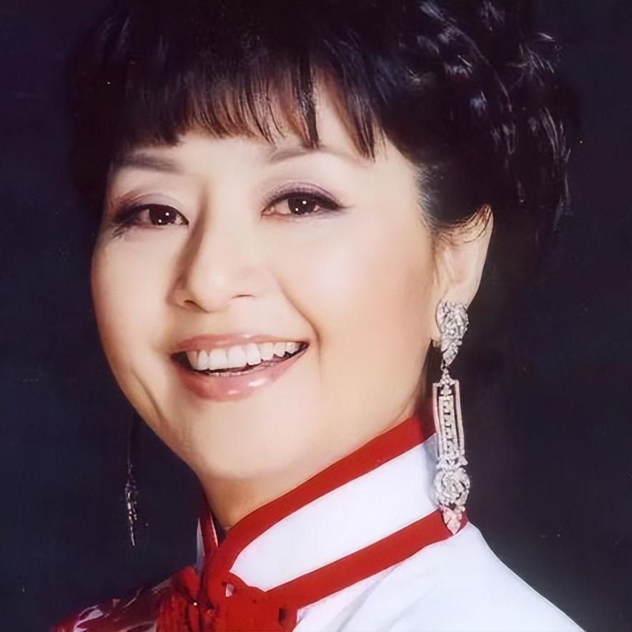 歌唱家殷秀梅，去参加春晚彩排，在后台，一个人过来了，很恭敬地向她问好，殷秀梅礼貌
