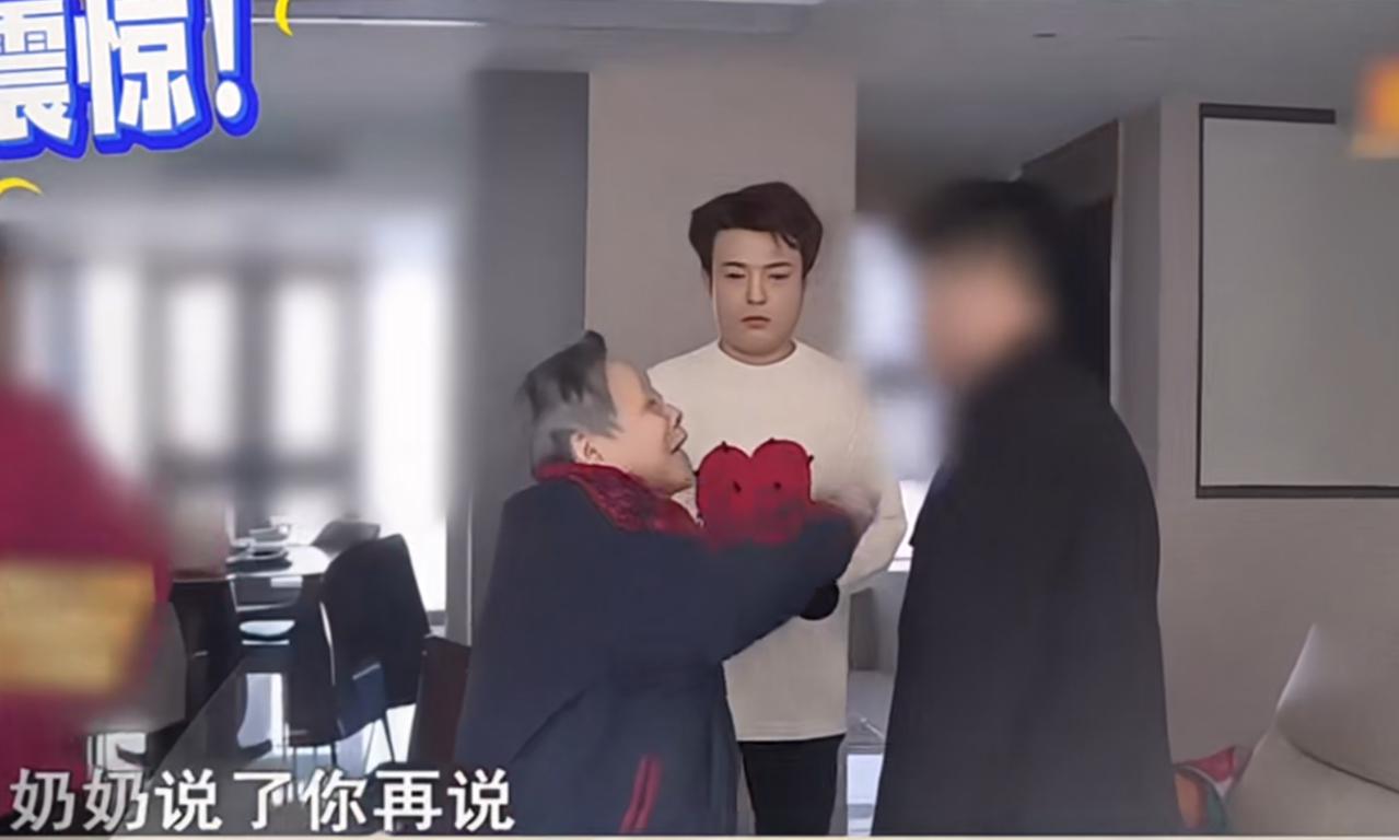 爸爸没了，奶奶也成了仇人。孙子去讨来的赔偿款，奶奶要求拿出来平分，被拒绝后直接