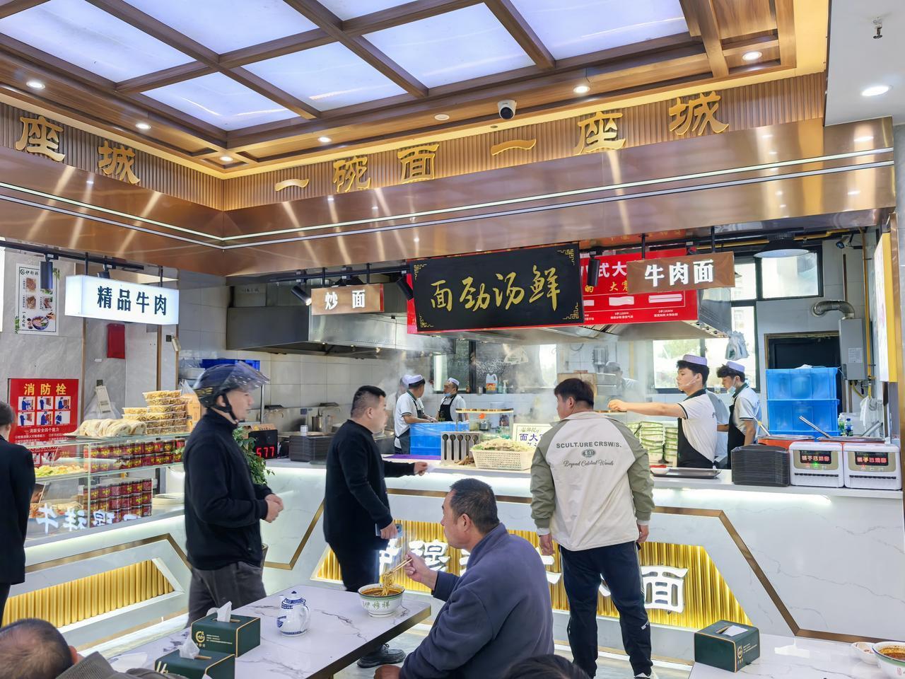 打个飞的到兰州吃个地道的兰州拉面，这家店在机场附近，也是今年必吃榜就过来尝尝，牛