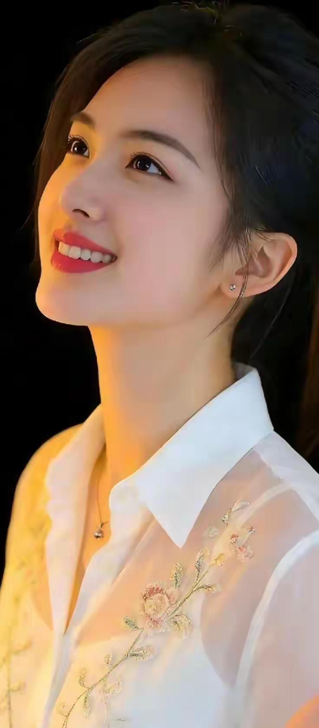 花影摇曳，笑语盈盈。