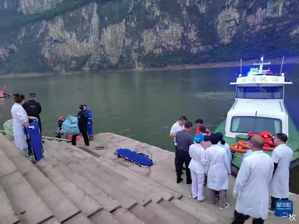 贵州黔西游船侧翻事故约70人落水现场救援画面：5月4日，当地有关部门在现场开展救
