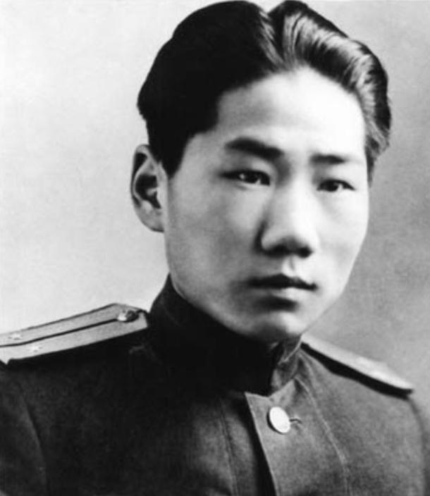 1955年，中央派人前往朝鲜将毛岸英坟墓迁回国，可当大家刚开始挖，就突然跑过