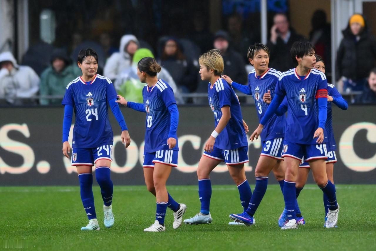 没有意外，韩国女足跟我们中国女足一样0:2输了，然后会师季军战下午是我们中国