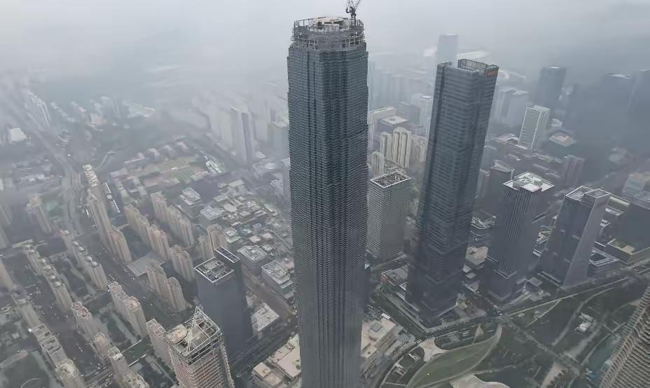 绿地山东国金中心塔冠结构幕墙的玻璃到了，就不知道绿地啥时候能安装完。绿地一直在