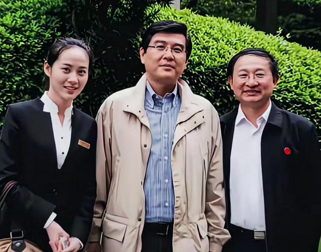 毛主席的外孙孔继宁与袁文才后人的合影，90后漂亮姑娘是袁婧嬿。2013年是朱