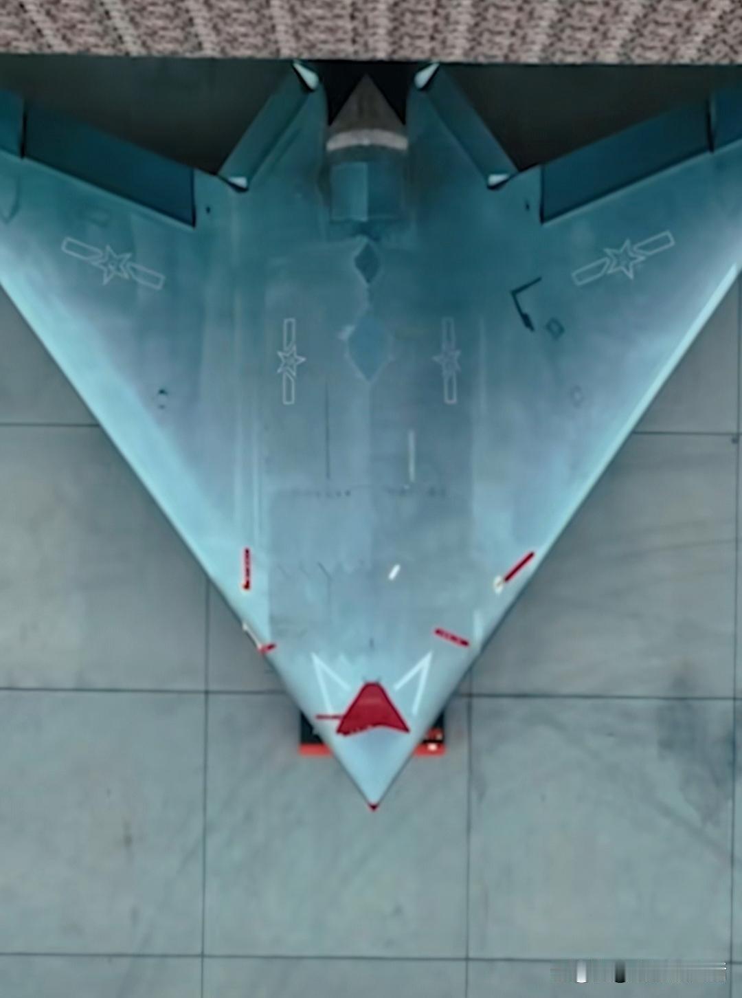 玄龙08首次亮剑！中国空军76岁生日献礼，有人无人协同作战震撼全球各位老铁