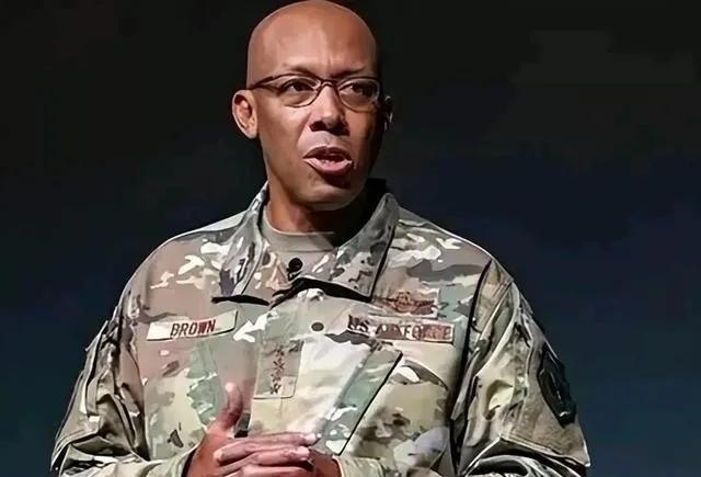 美国人现在终于知道害怕了，其空军参谋长四星级上将布朗说：中国的六代机虽然可怕，但