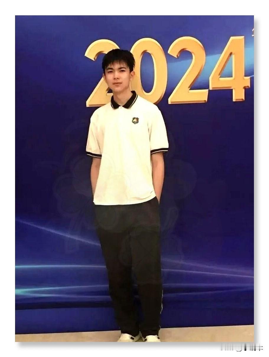 为人父母最该学会的是“不操心”。​你总担心孩子走弯路，把心揉碎铺满他的路。