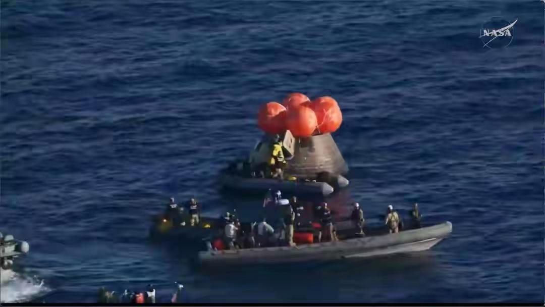 炸裂！美国绕月飞船成功返航，2760℃烈焰烤验过关，宇航员自主走出返回舱全