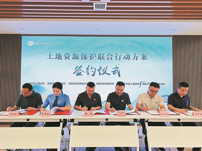 **法治滋润乡村 绘就田园振兴新图景**