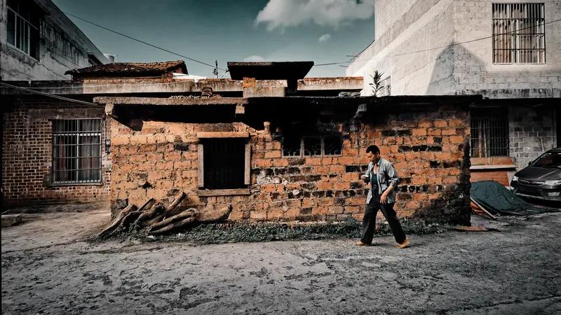 邻家大叔七十多岁了，前几天冒出来一个小表妹来借钱。那天邻家大叔正在村里大路边晒太