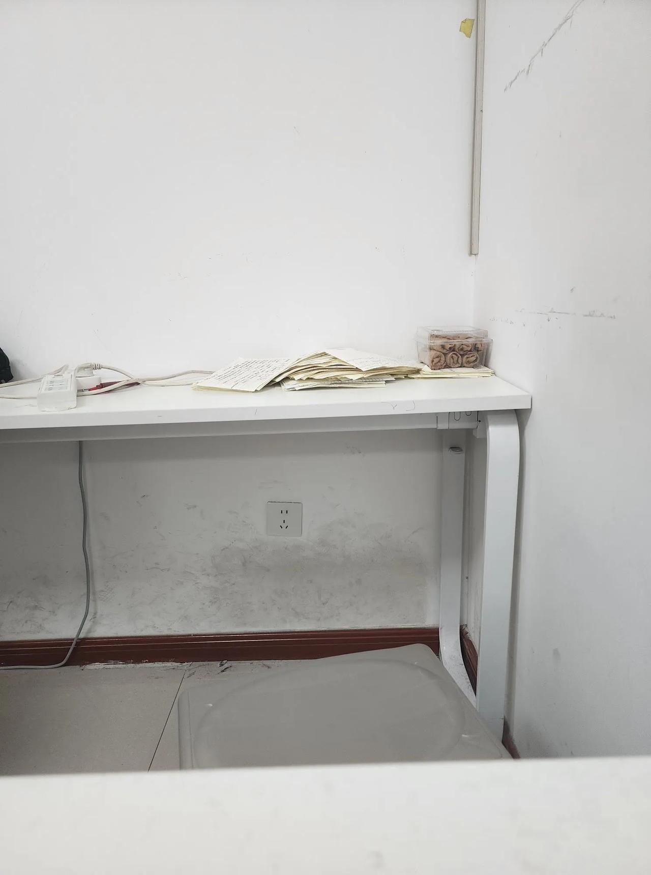 暑假快结束了，儿子早就盼着开学了。暑假只报了两个班，英语和数学。做了十几