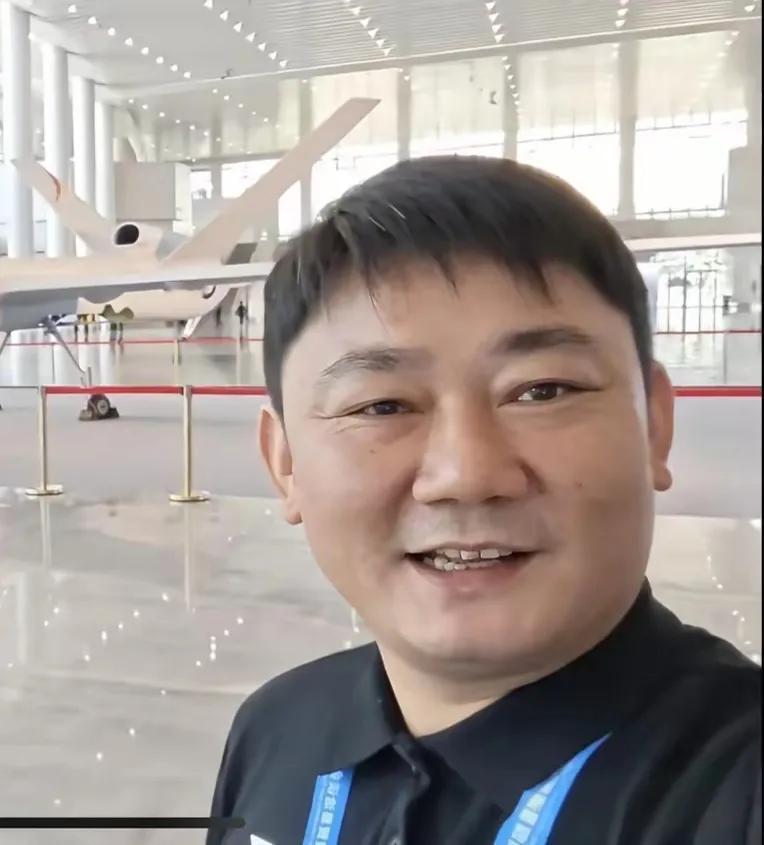 张雪剪头发了，这事儿还挺有意思。西洽会上他一亮相，不少人眼前一亮。长发留了好